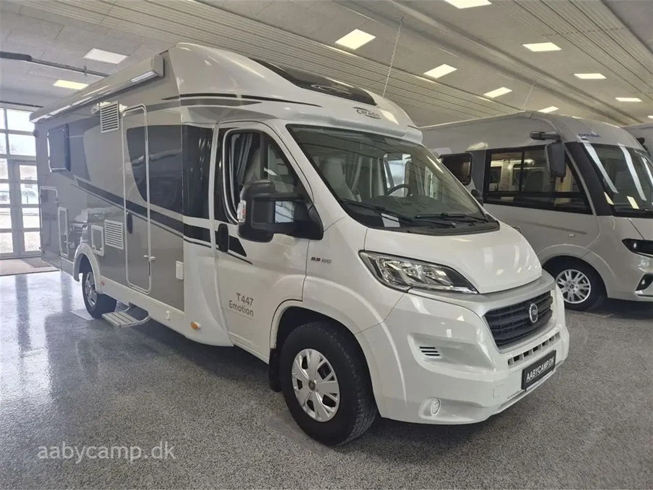 Billede 1 - 2019 - Carado T 447   Automatgear. solcelle. 95Ah batteri. 1500w inverter. Markise. undervognsbehandlet.  Fuld service. tandrem skiftet i 2025. Kun 47,000 Km!!!