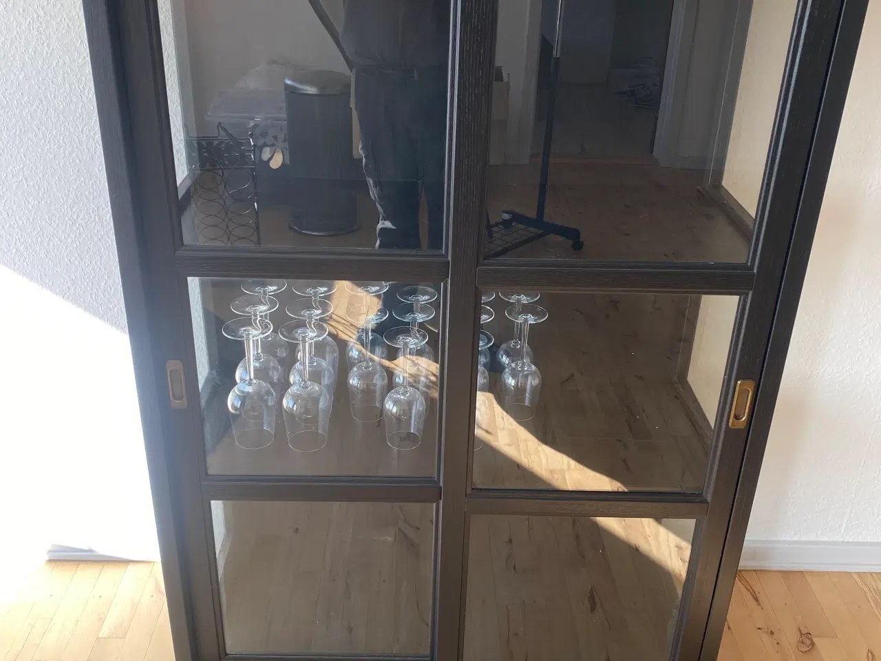 Billede 2 - vitrineskab i sort bejdse, IKEA MALSJÖ