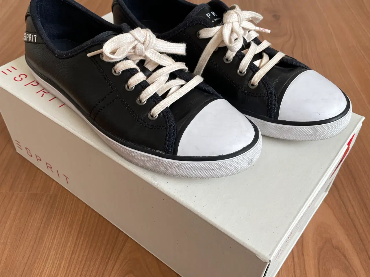 Billede 1 - ESPRIT Sneakers - sorte med hvid snude - str. 37