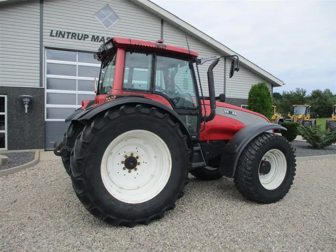 Billede 13 - Valtra T190 Med frontlift og affjedret foraksel