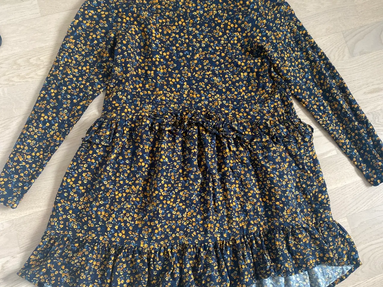 Billede 1 - Mørke blå kjole med gule blomster 