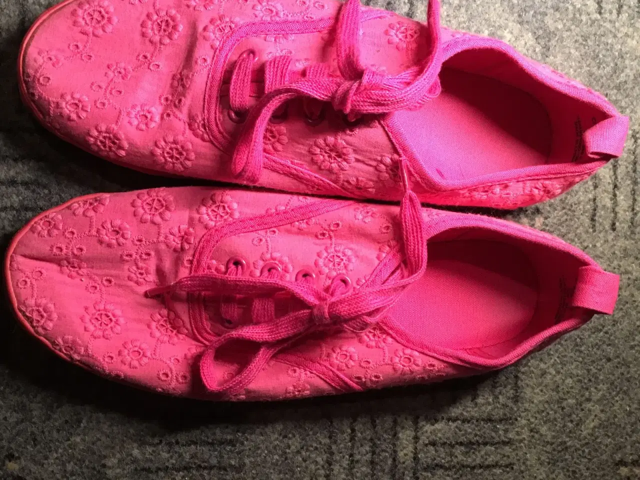 Billede 1 - Broderet pink sko til salg