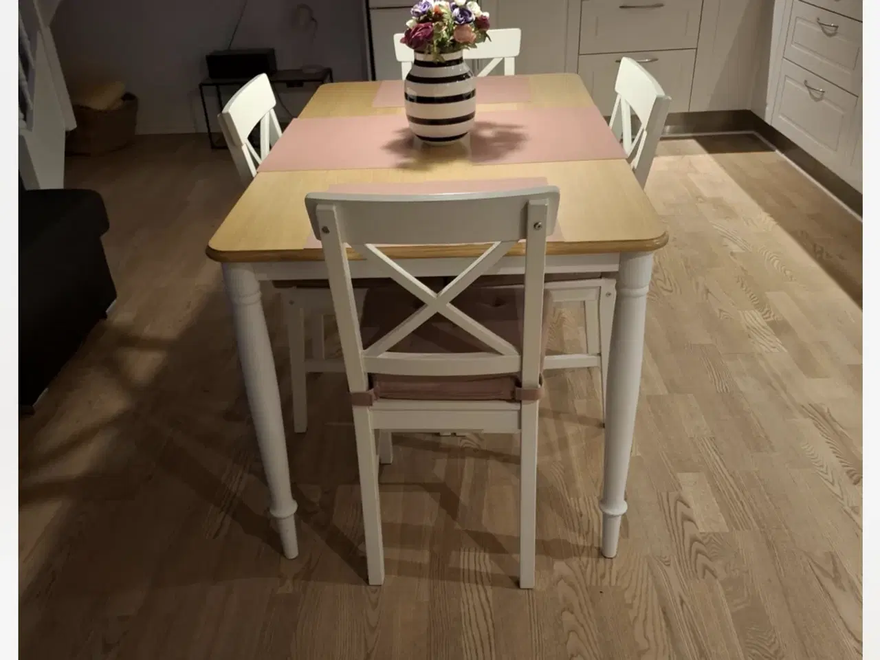 Billede 1 - Spisebord