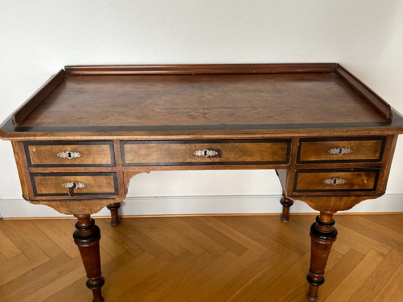 Billede 15 - Gamle møbler gives væk