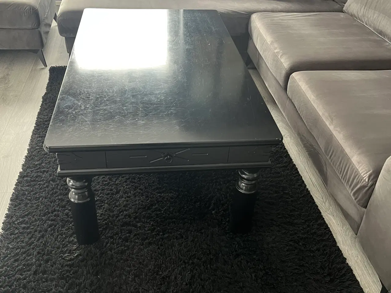 Billede 1 - Sort tæppe til under sofabord