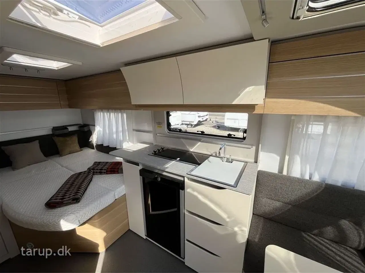 Billede 12 - 2023 - Adria Adora 472 UP   Fortelt: Isabella Commodore Coast, Enduro aut. mover m/ lithium batteri, rundsiddegruppe, køleskab, bruser, panoramavindue, fransk dobbeltseng