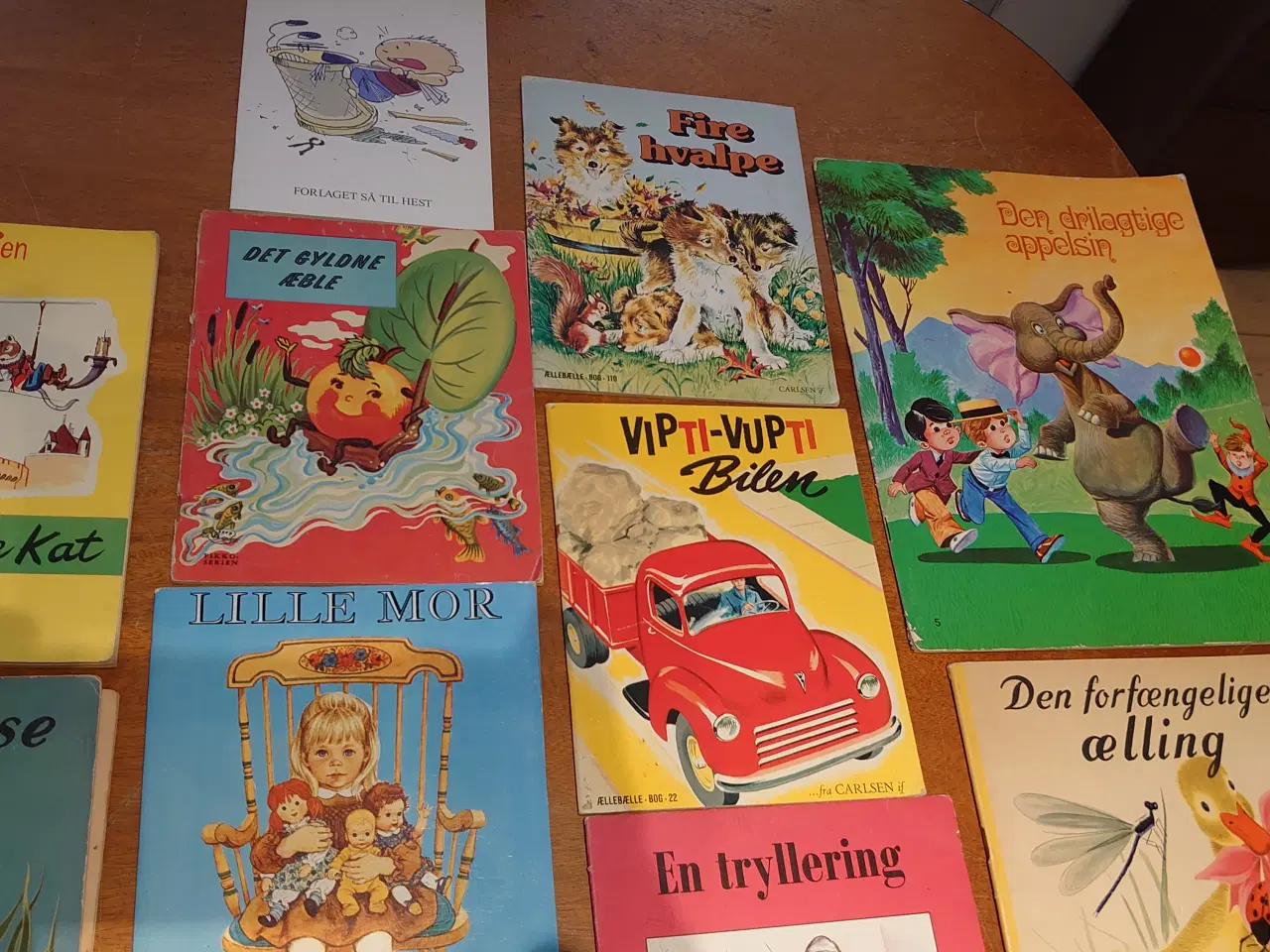Billede 5 - 47 stk børnehæfter. 14 stk er Ællebælle hæfter.