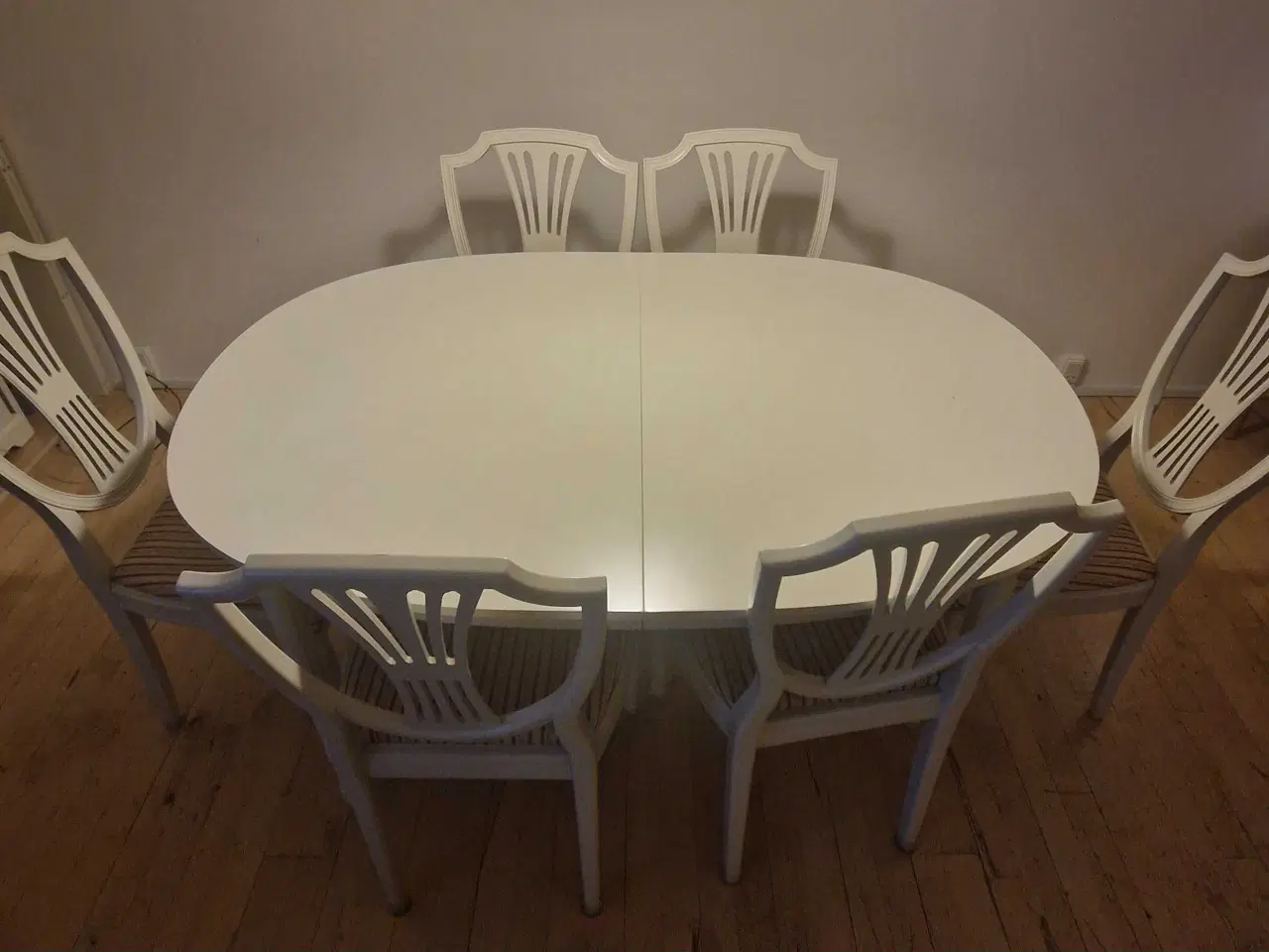 Billede 1 - Spisebord i Gustaviansk stil m.6 stole bortgives