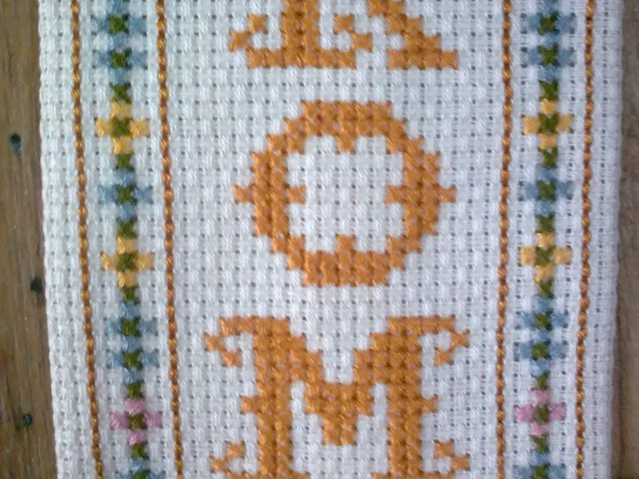 Billede 6 - Englebørn ding ding ding og ding korssting på rød 