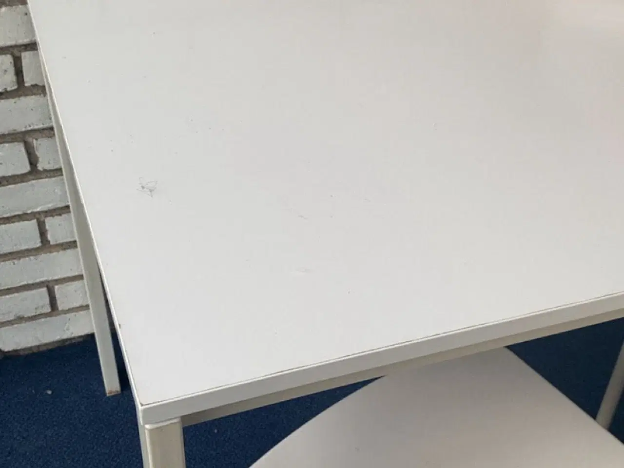 Billede 1 - Hvidt spisebord med 3 hvide stole