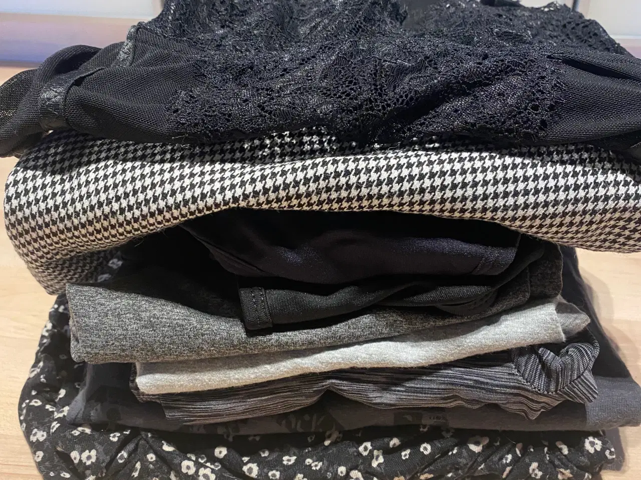 Billede 1 - Lækker tøjpakke str xs/s