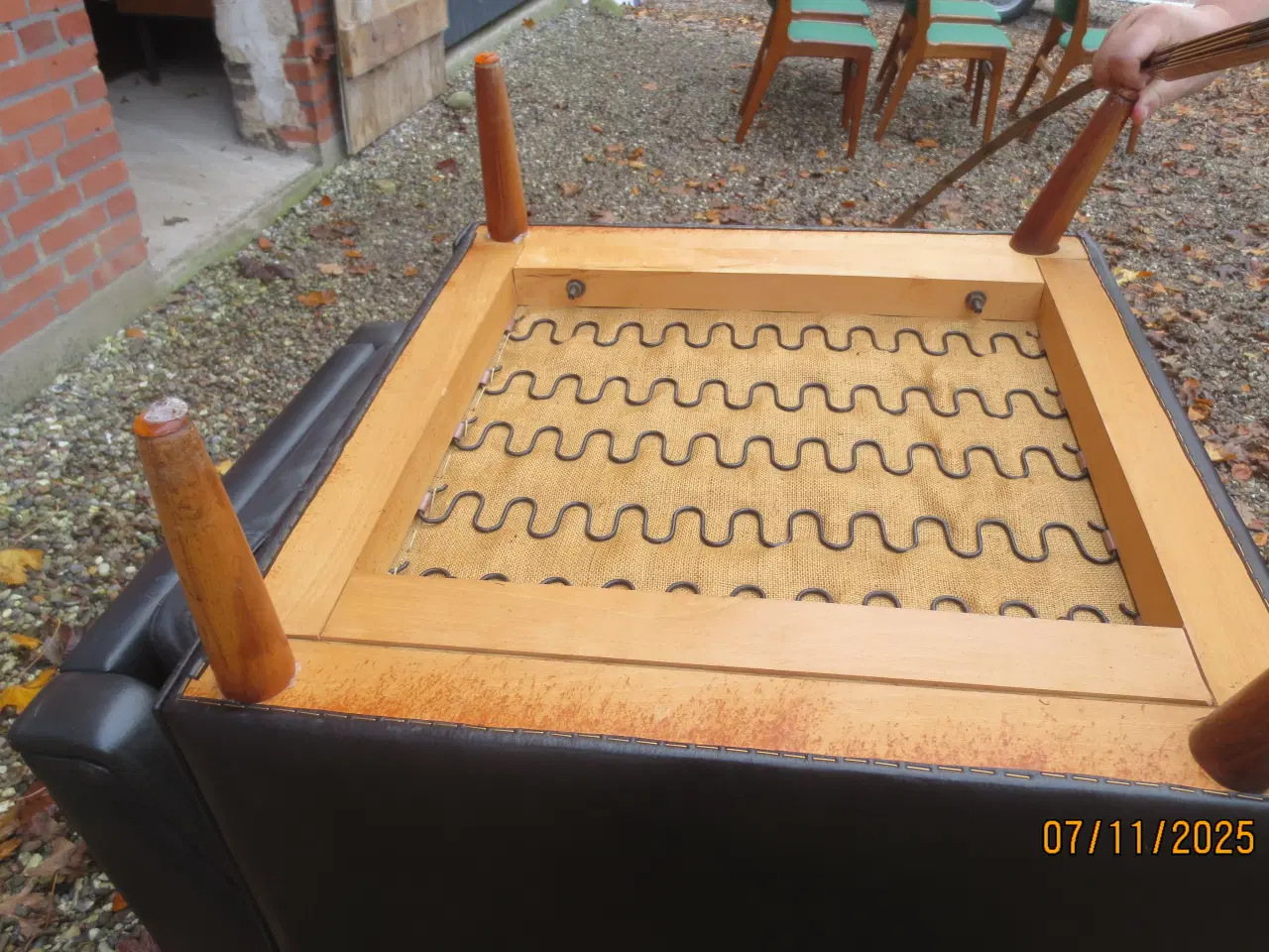 Billede 7 - 2 stk Lænestole i sort læder med teak ben 