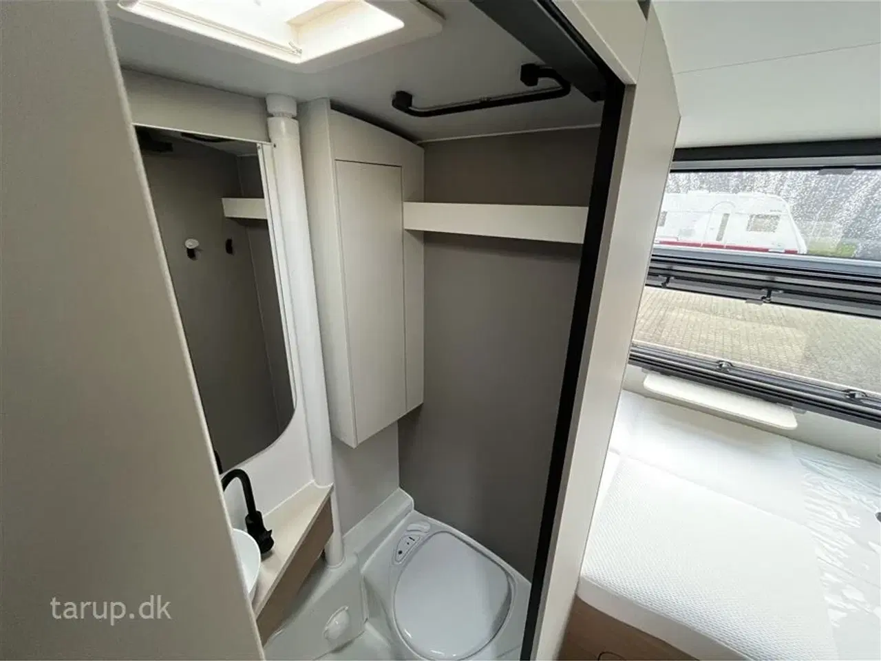 Billede 20 - 2026 - Adria Action 391 PD   Tværstillet dobbeltseng, L-siddegruppe, LED-kanallys, TV-holder,  alufælge, panorama-vindue, stort køleskab, el-gulv-varme, Truma Combi 4