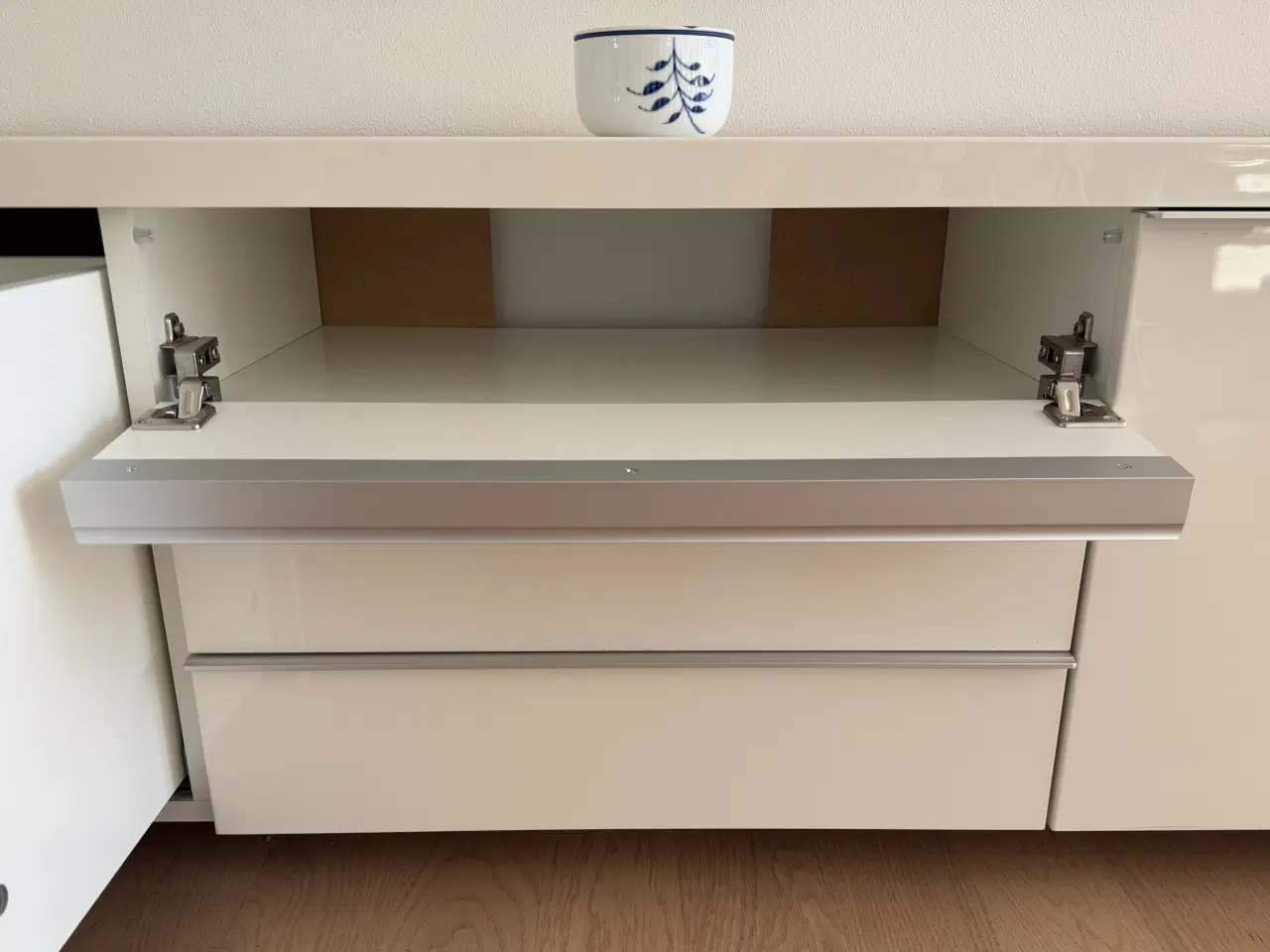 Billede 4 - BESTÅ TV-bænke i højglans hvid finish (2 stk.)