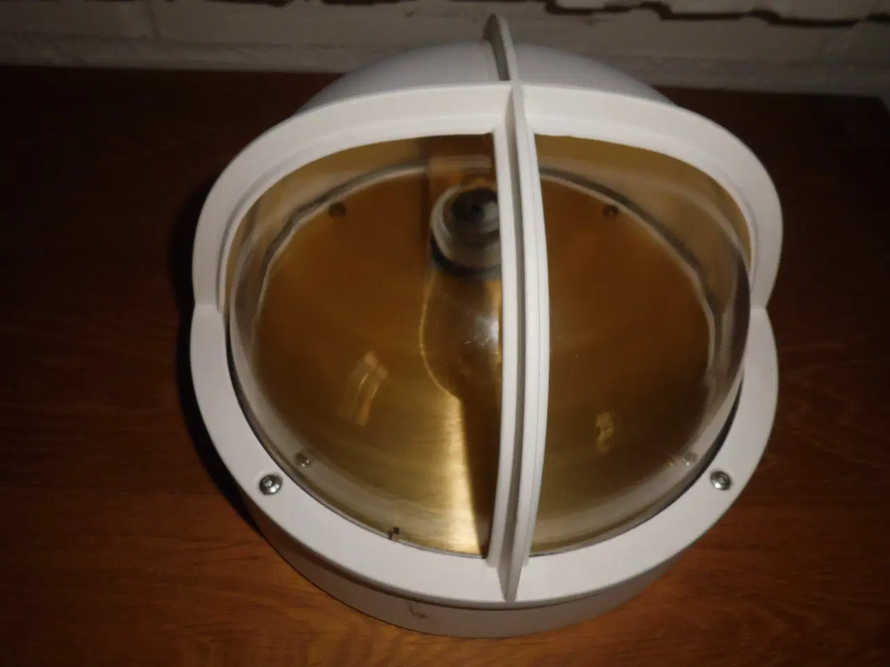 Billede 2 - Skotlampe udendørs E27, hvid med halvskærm ny