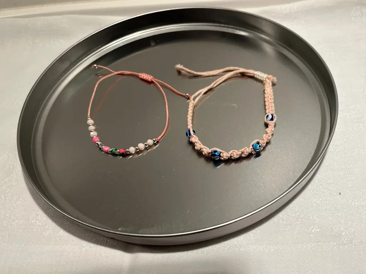 Billede 9 - Almay akrylskrin m. spejl, 2 armbånd og trææske