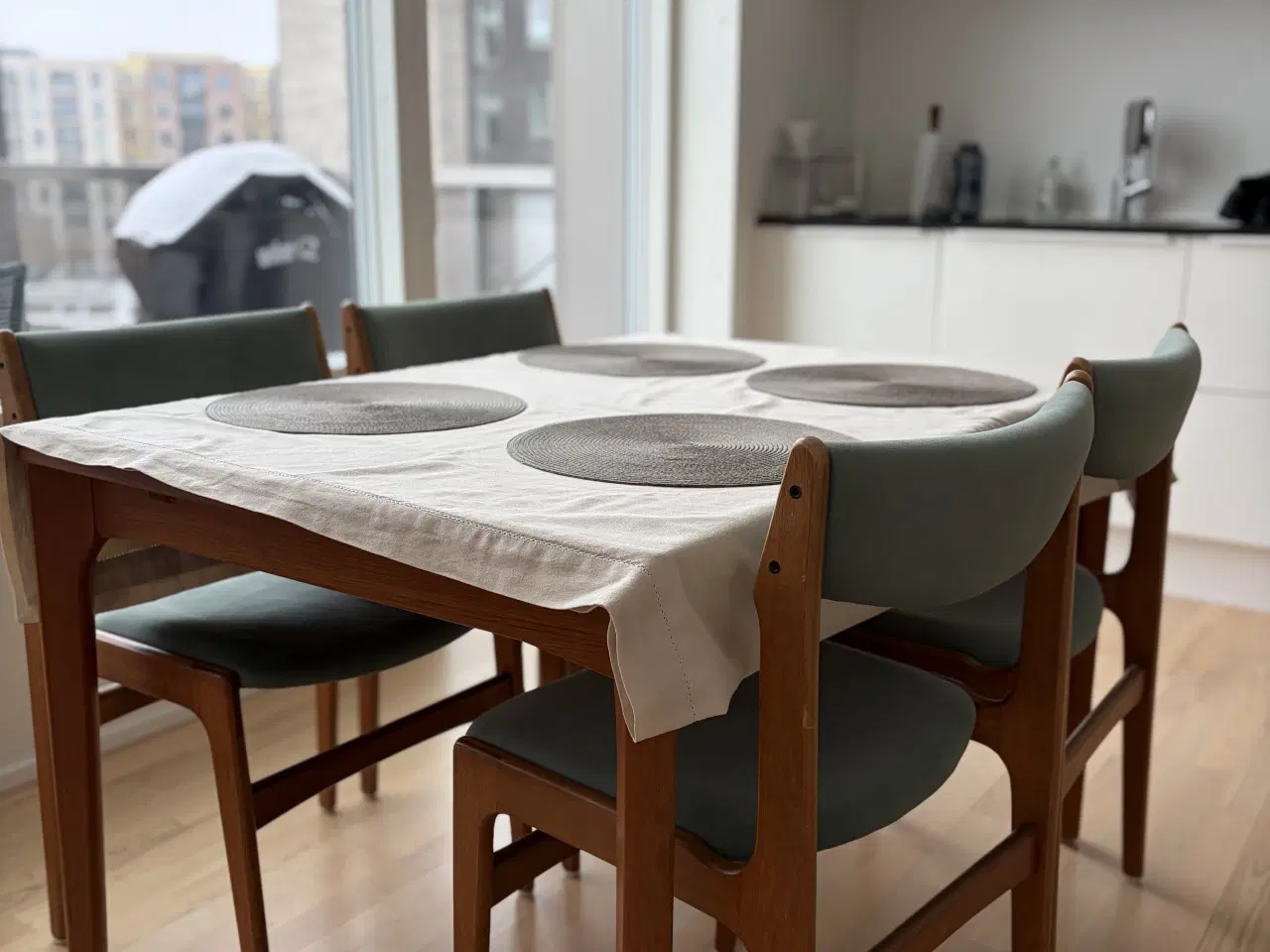 Billede 8 - Spisebord og stole 