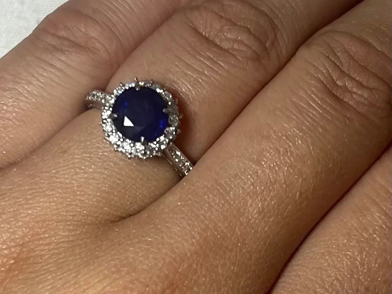 Billede 3 - 18K hvidgulsring med naturlig safir og diamanter