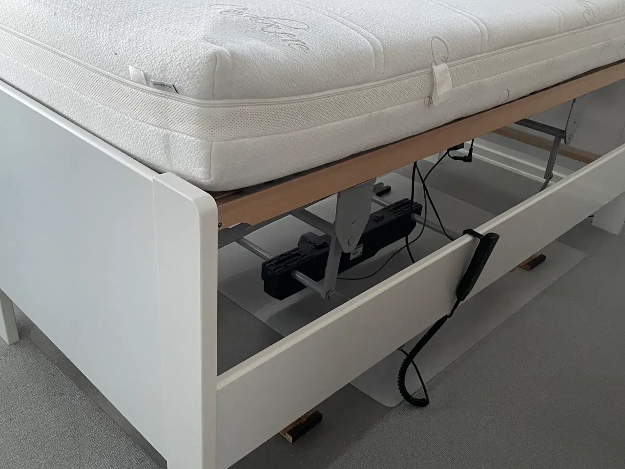 Billede 4 - Elevationssenge med sygeplejeløft