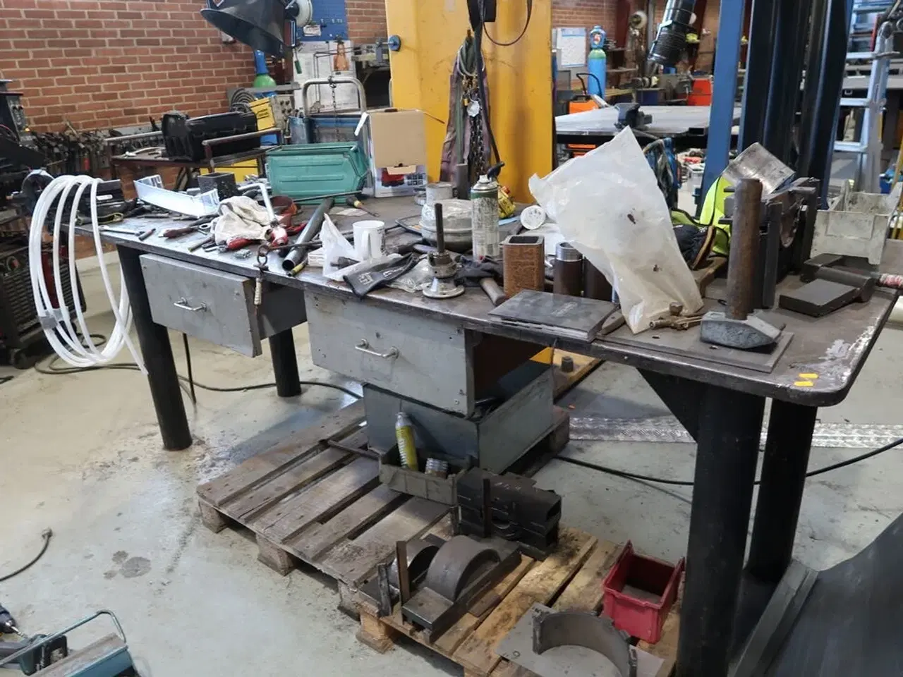 Billede 1 - Svejsebord med div. Værktøj og varelager