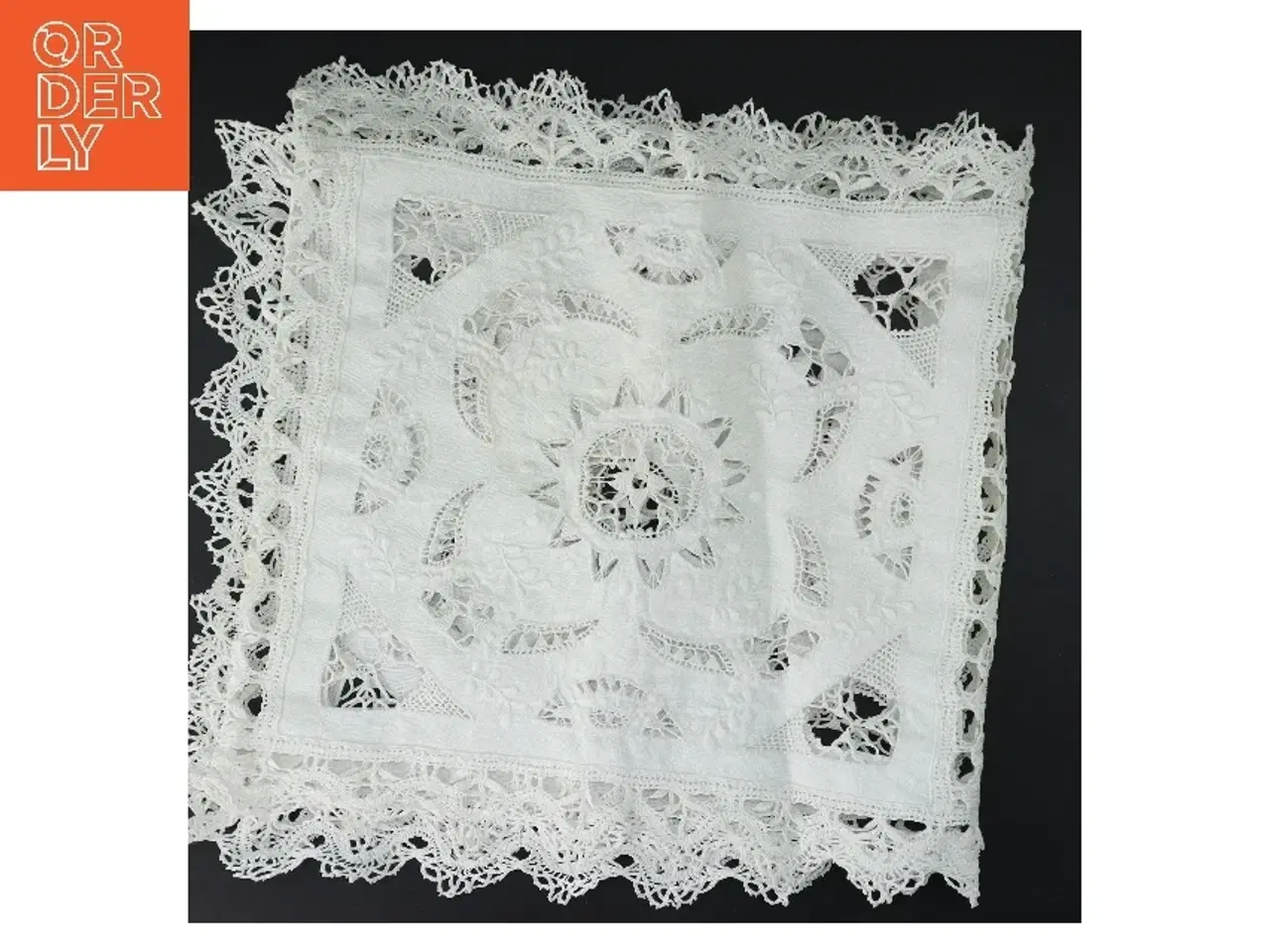 Billede 1 - Broderet dug med blondedetaljer (str. 124x33 cm)