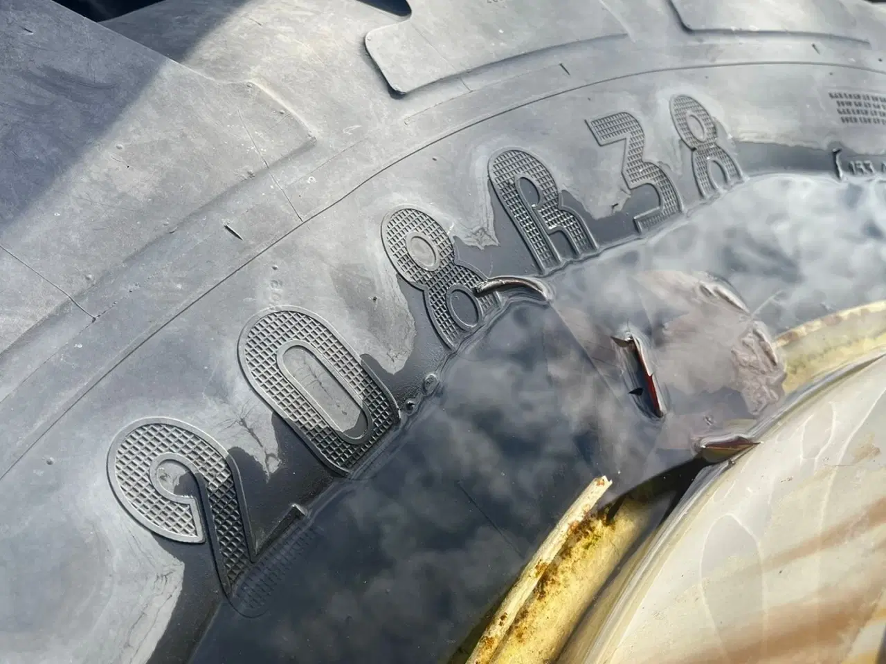 Billede 7 - Michelin 20.8R38 med ring og 12stk låse.80% dæk i Michelin