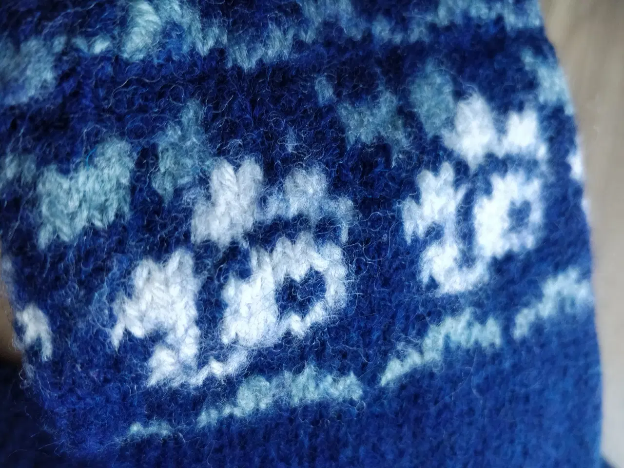 Billede 5 - Håndlavet strik sweater med hvide blomster