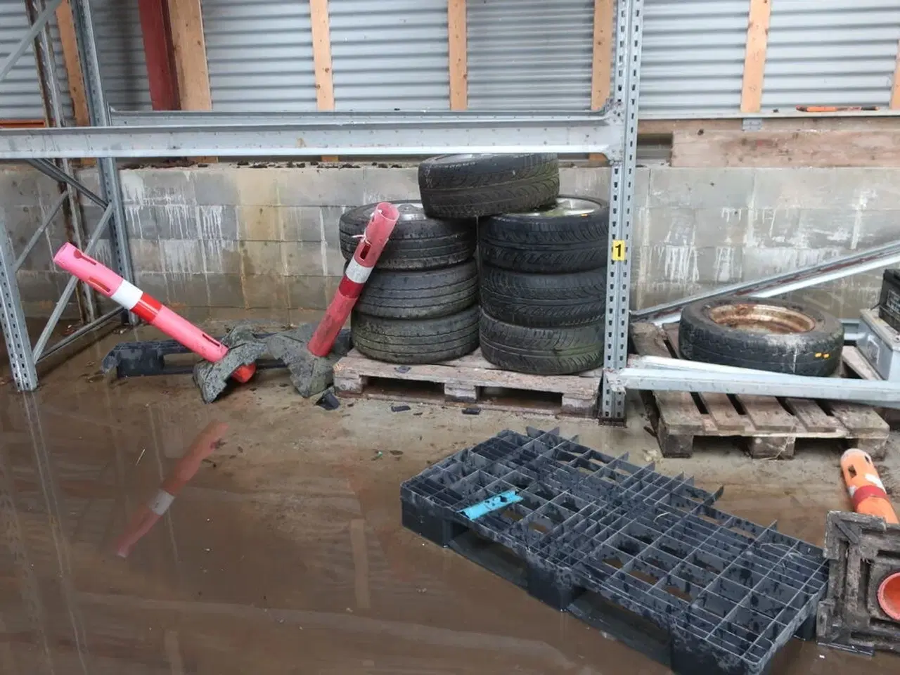 Billede 10 - Brændefyr BAXI Solo Innova 20 STD, Div. Paller med indhold, fælge med dæk m.m.