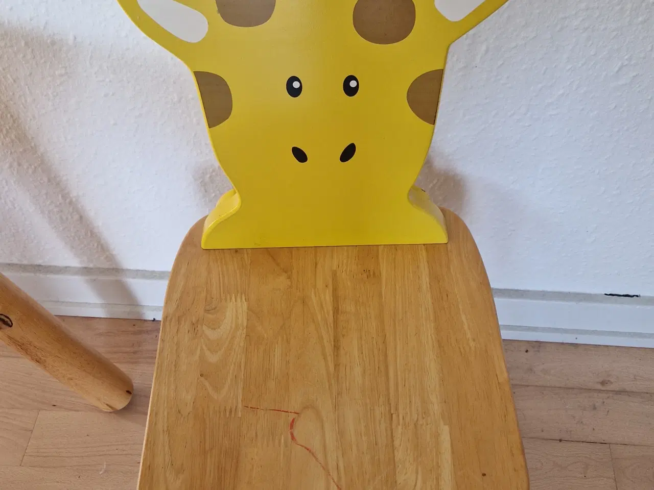 Billede 3 - 🧸 Børnebord med 2 stole – solidt og hyggeligt sæt