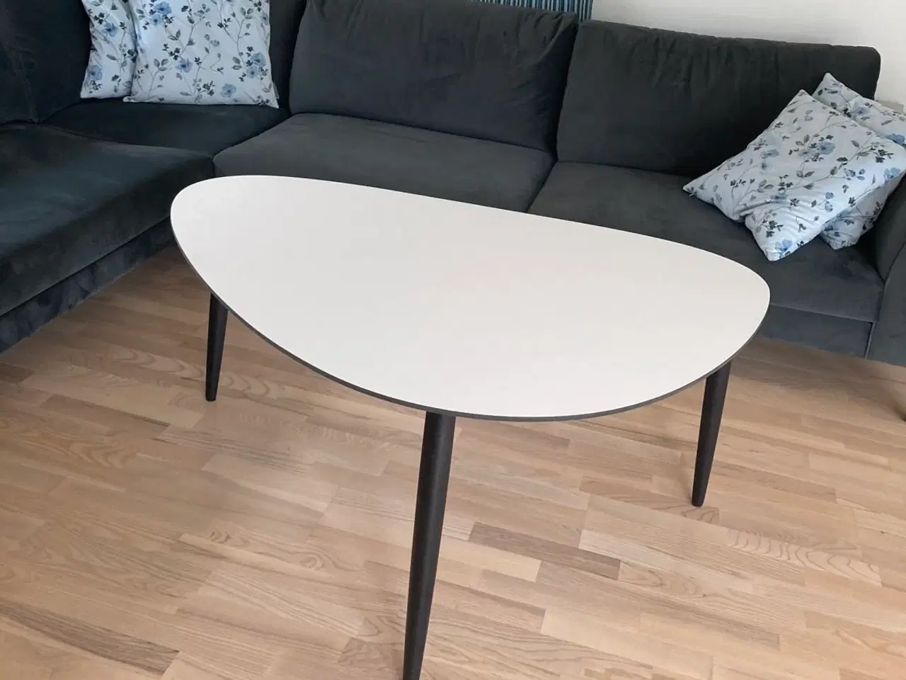 Billede 1 - Katrine sofabord 32 - Hvid plade med med sorte ben