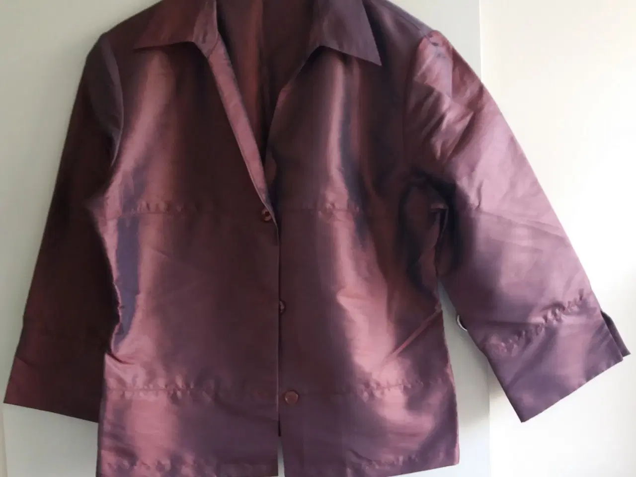 Billede 1 - Flot festlig jakke, brystmål-92 cm