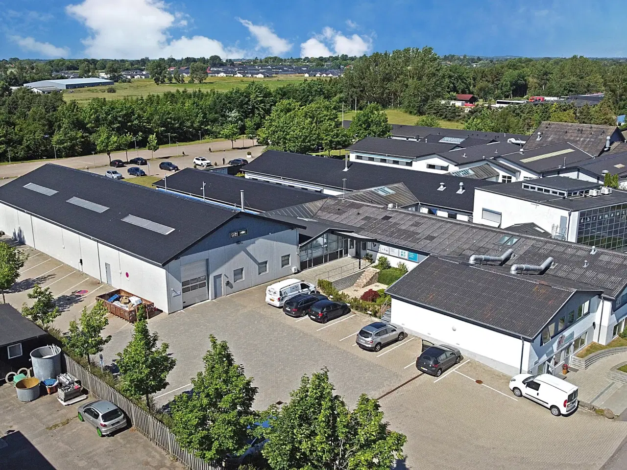 Billede 1 - Flot lagerlejemål med tilhørende kontorlokaler som er velbeliggende i Ølstykke.