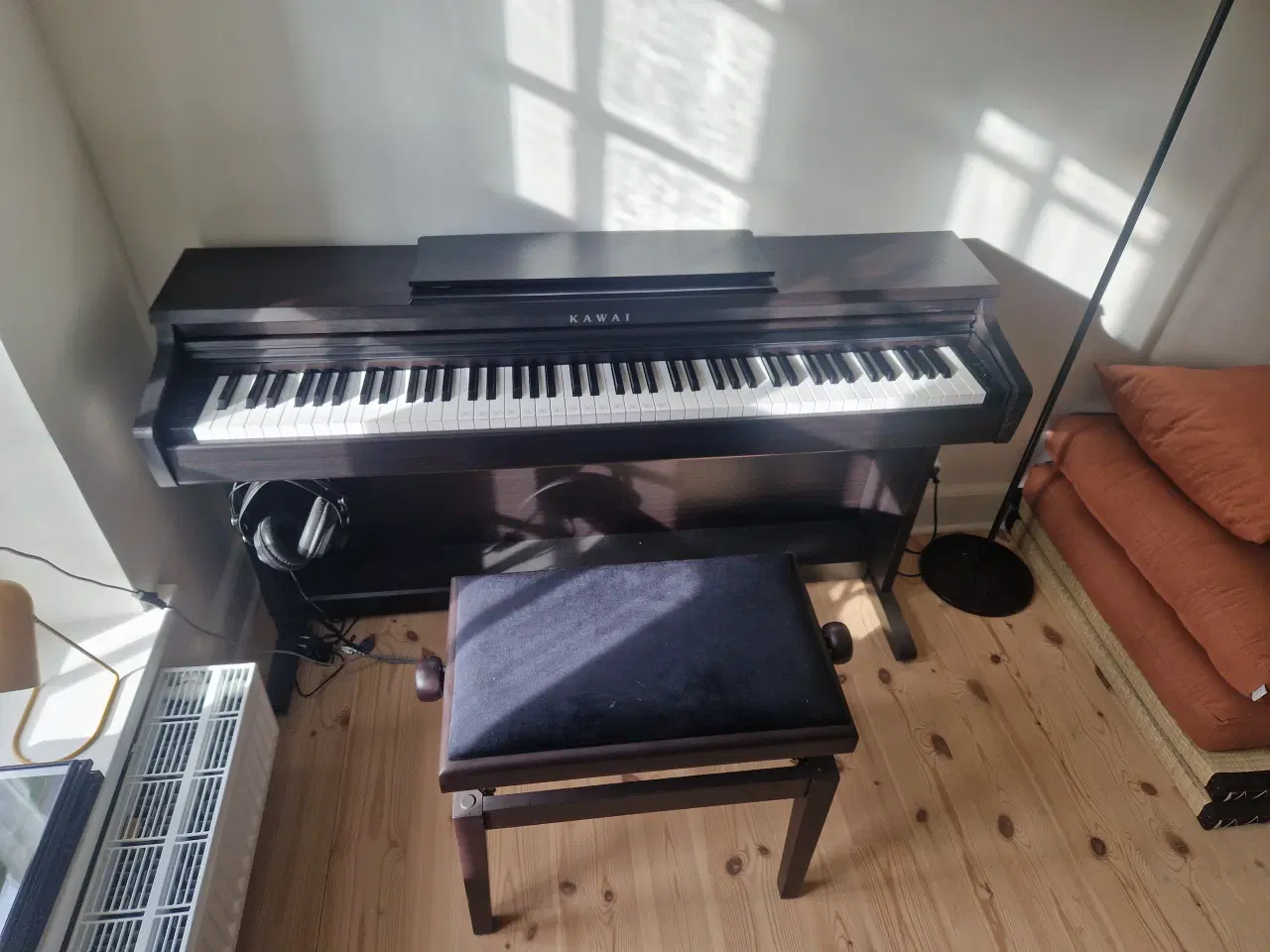 Billede 5 - Kawai Piano (fra 2025) med bænk og høretelefoner