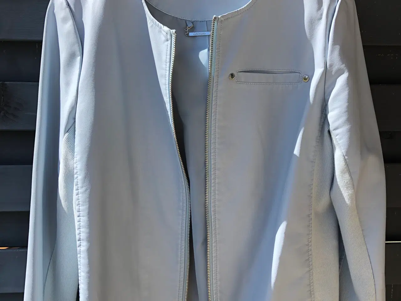 Billede 1 - Super flot Calvin Klein jakke. Brugt to gange