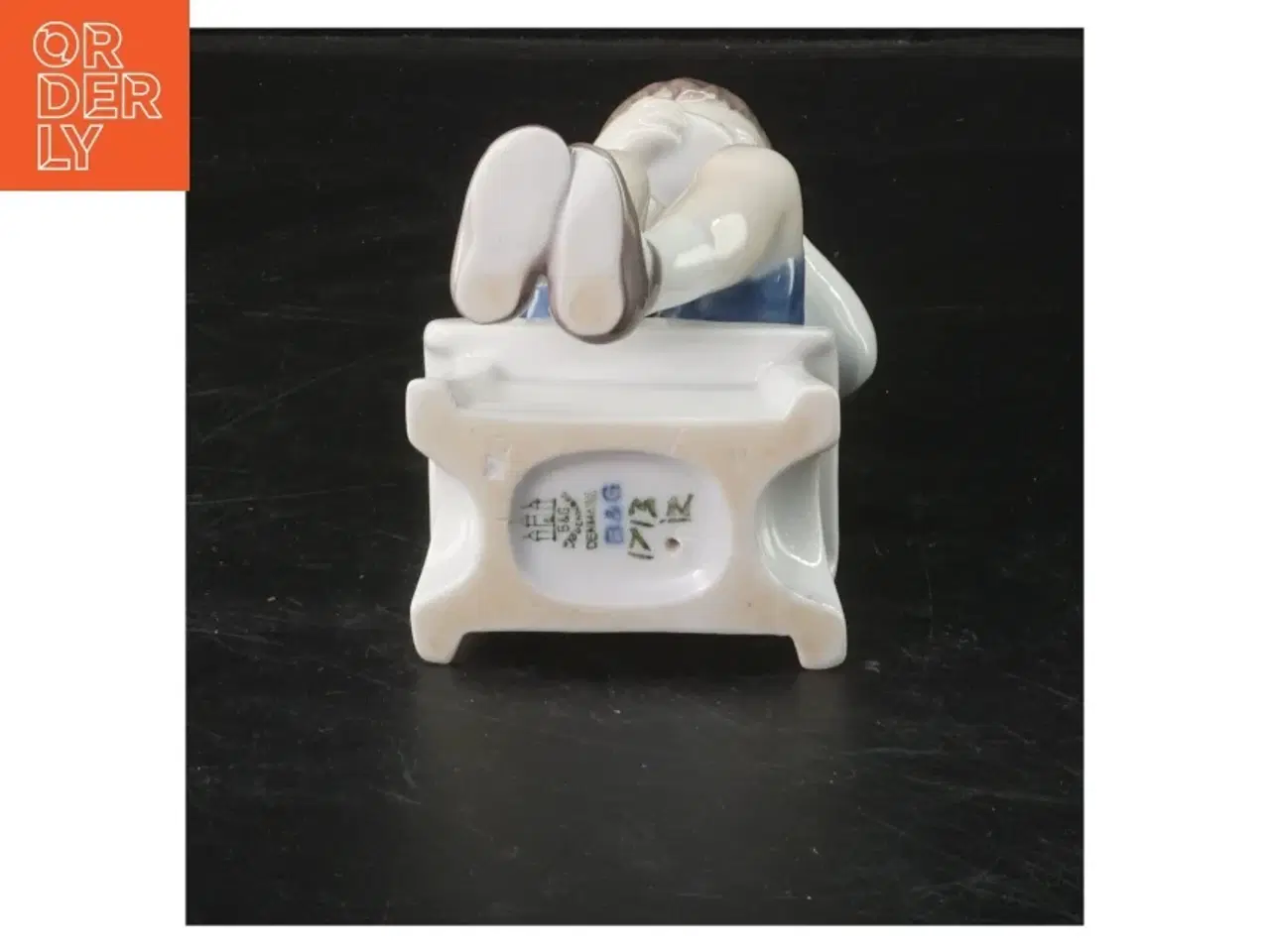 Billede 2 - Porcelænsfigur af barn på skammel fra B&G (str. 13x6 cm)