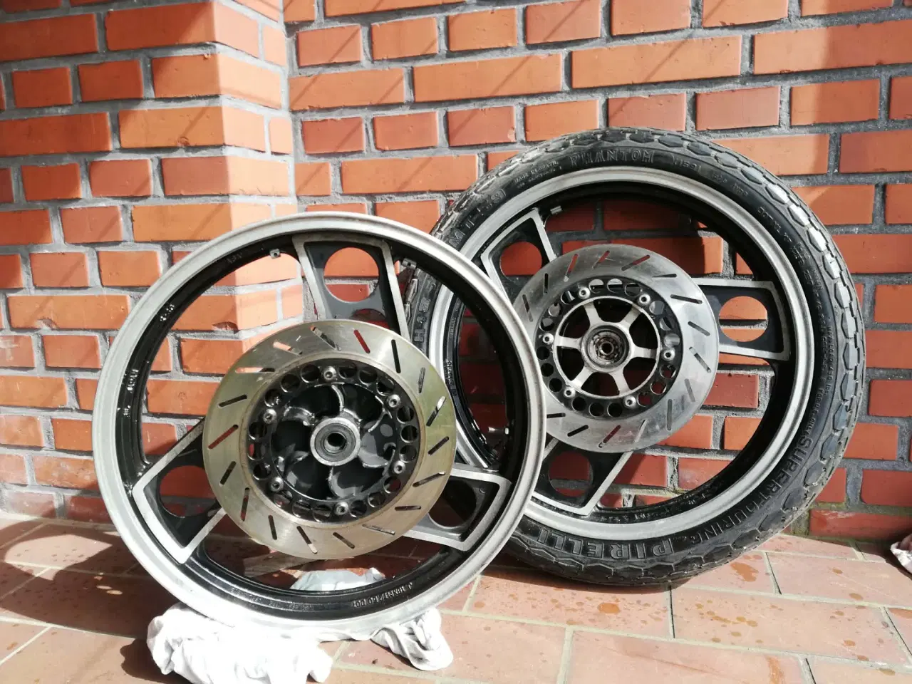 Billede 1 -  Yamaha RD 350YPVS .et sæt hjul med skiver 