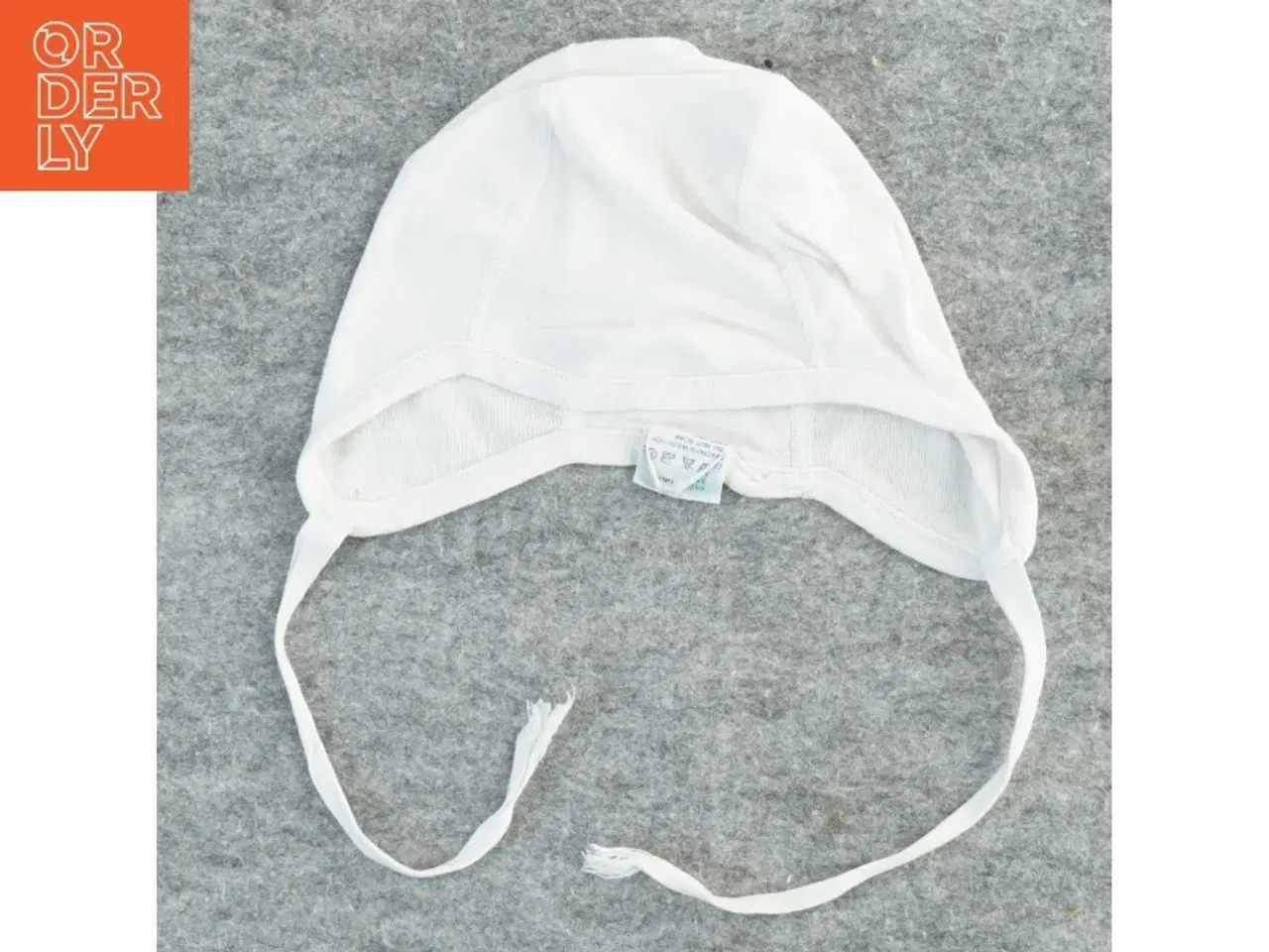 Billede 1 - Hvid babyhue fra Fix (str. 6-10 måneder )