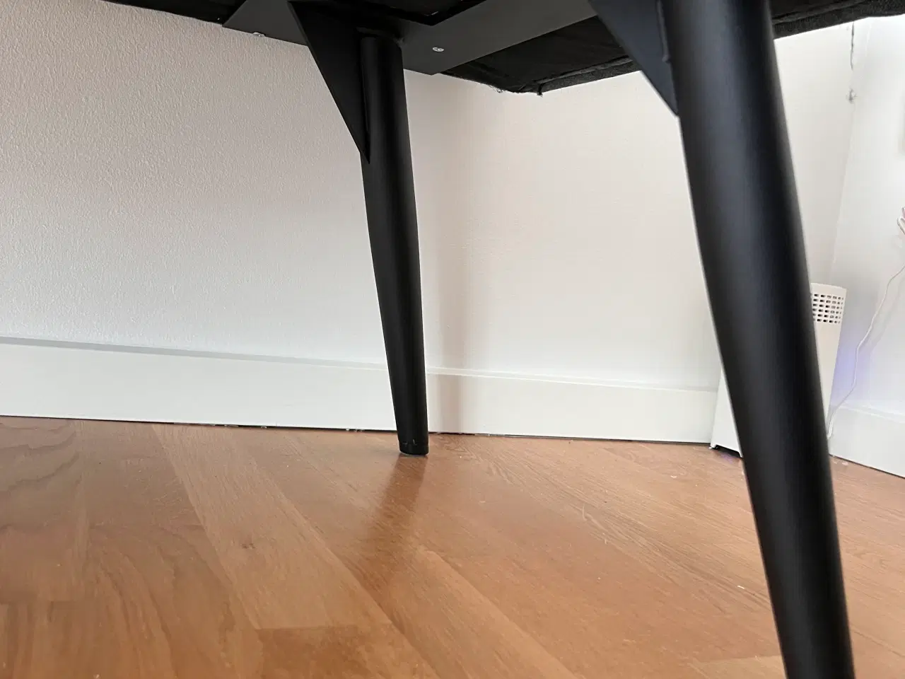 Billede 2 - Flot og rummelig sofa