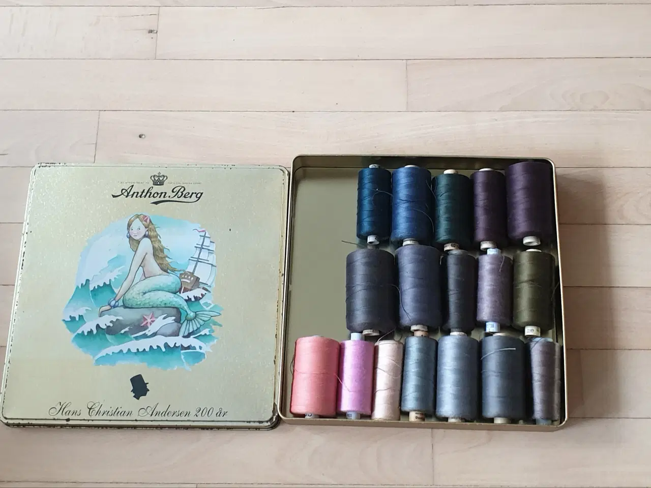 Billede 1 - HCA dåse m sytråd ialt30kr