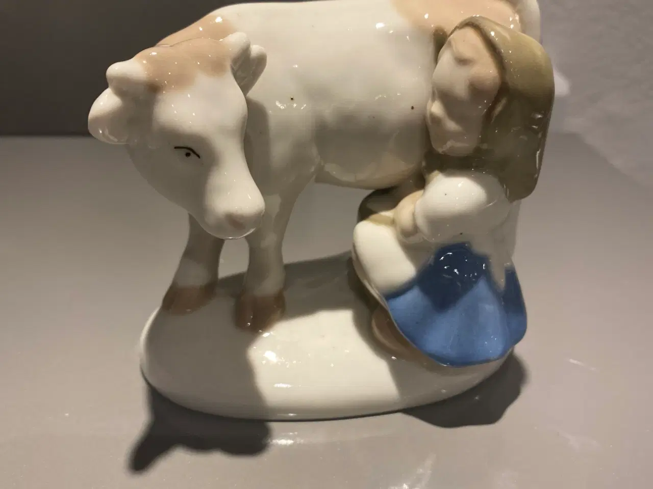 Billede 1 - Porcelænsfigur pige der malker ko B&G