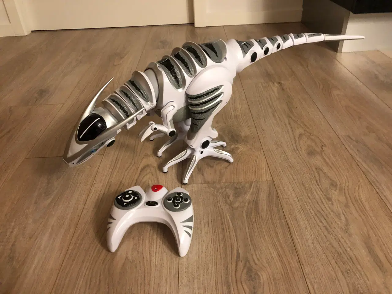 Billede 1 - RoboRaptor - avanceret robot