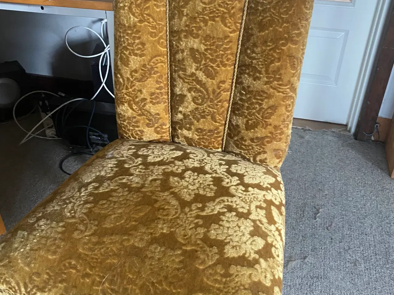 Billede 5 - Antikt spisebord med 4 polstrede stole 