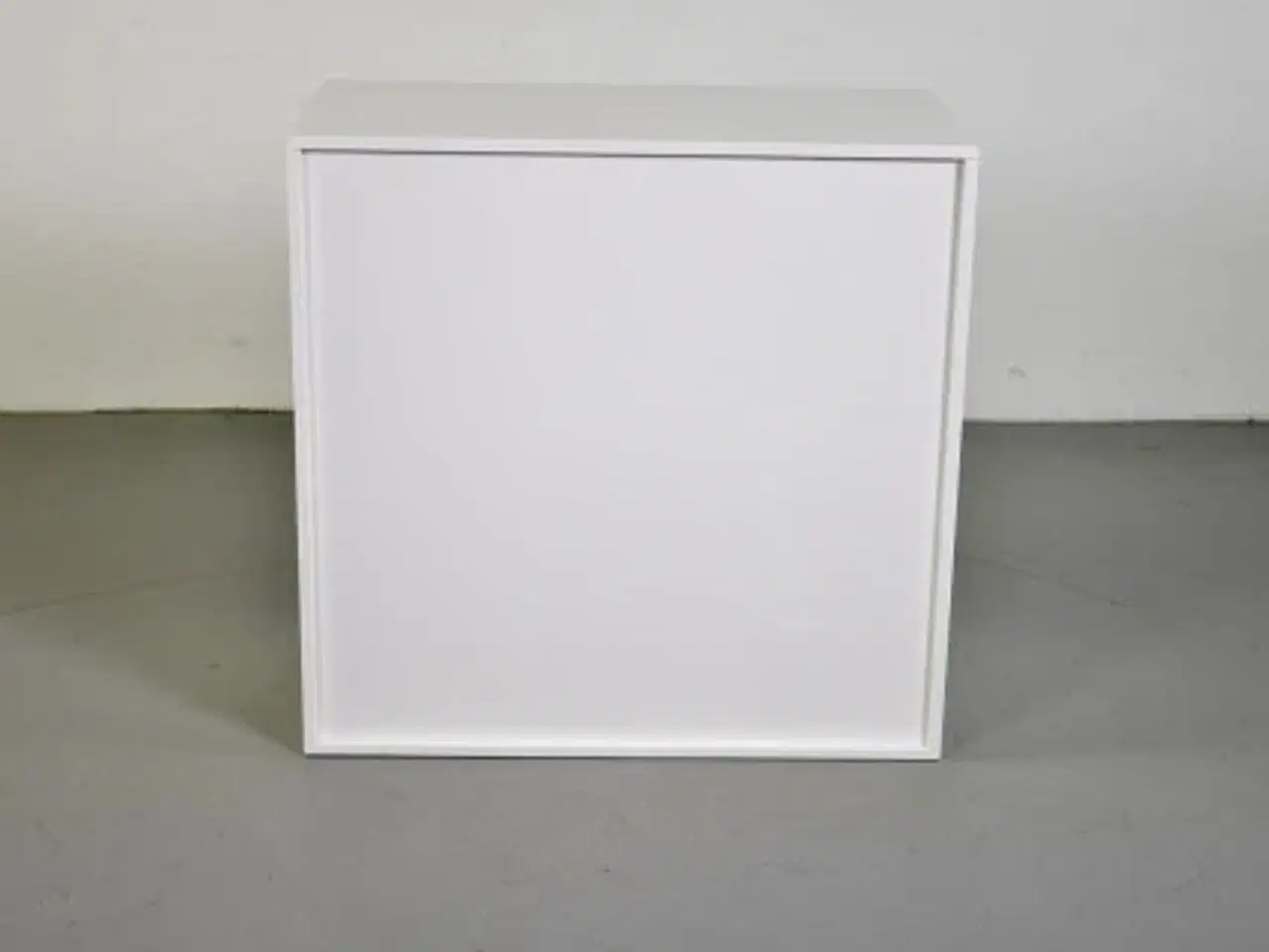 Billede 3 - Cube design quadro skab i hvid med to grå skydelåger