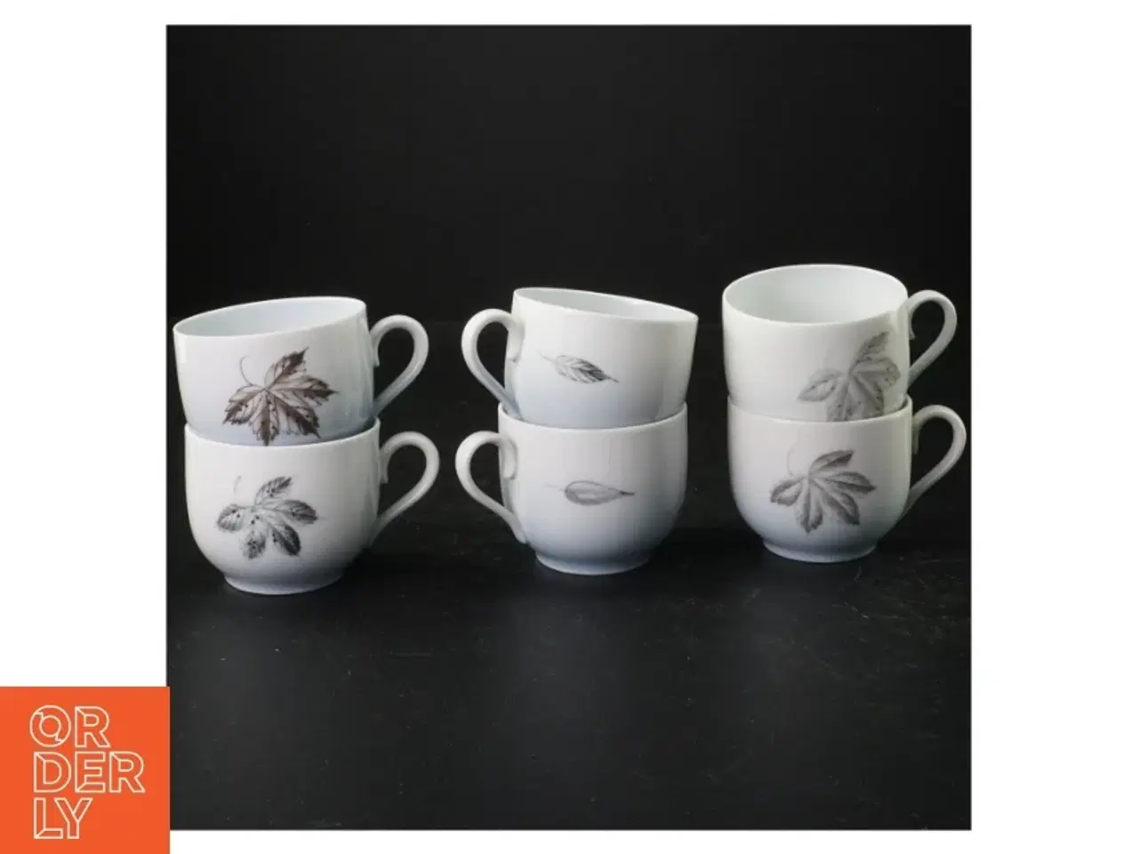 Billede 4 - Kaffeservice i porcelæn med blade design fra B&G (str. Tallerkener 14 cm i diameter. krus, 7 cm i diameter)