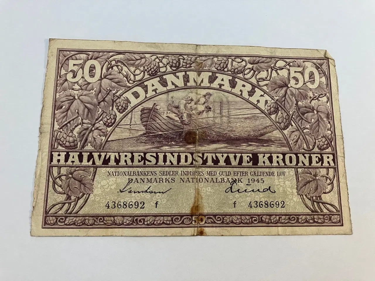 Billede 1 - 50 Kroner 1945 Danmark - Svagt hul i midten