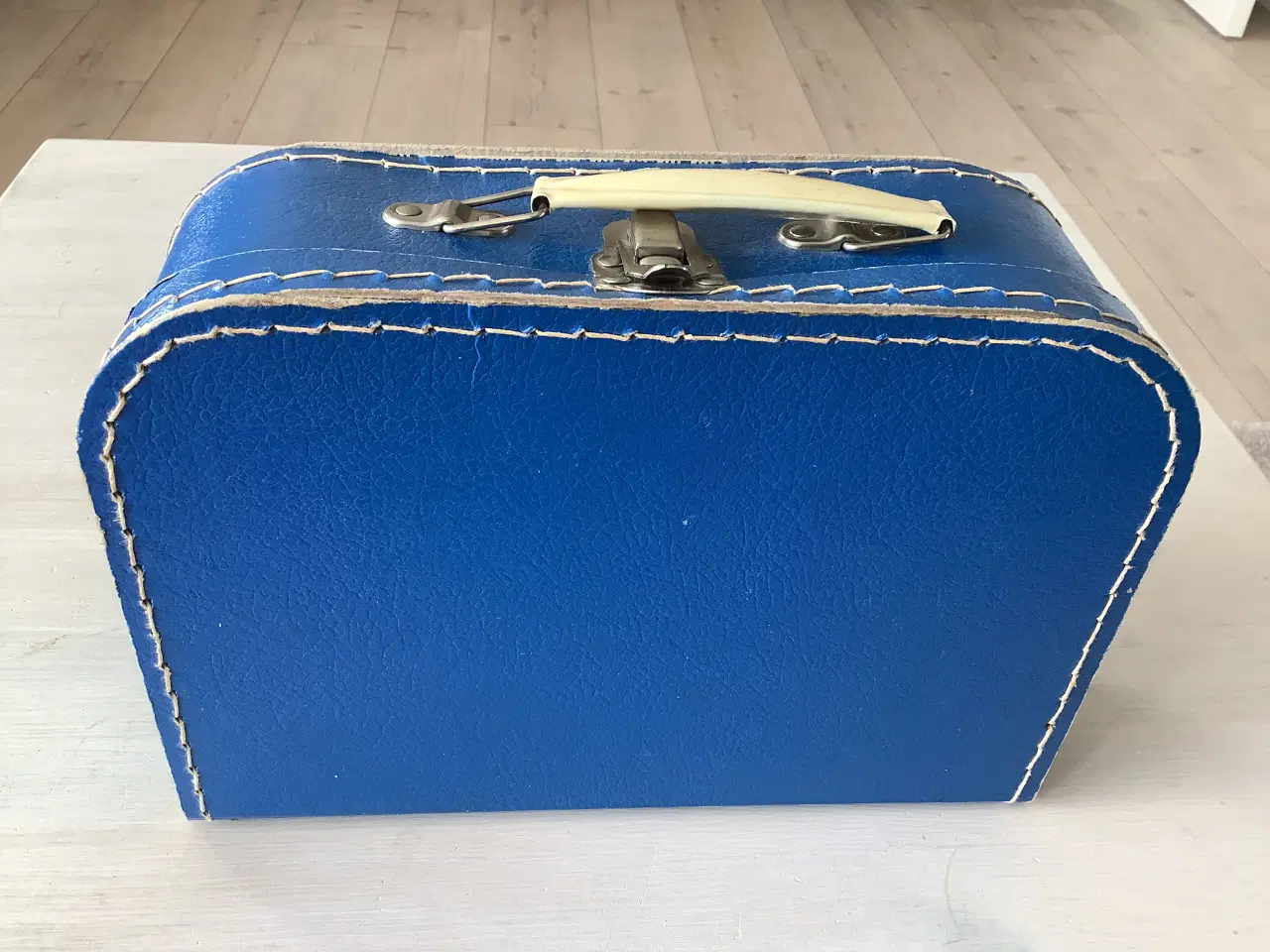 Billede 3 - En lille blå kuffert med metal lås og håndtag 