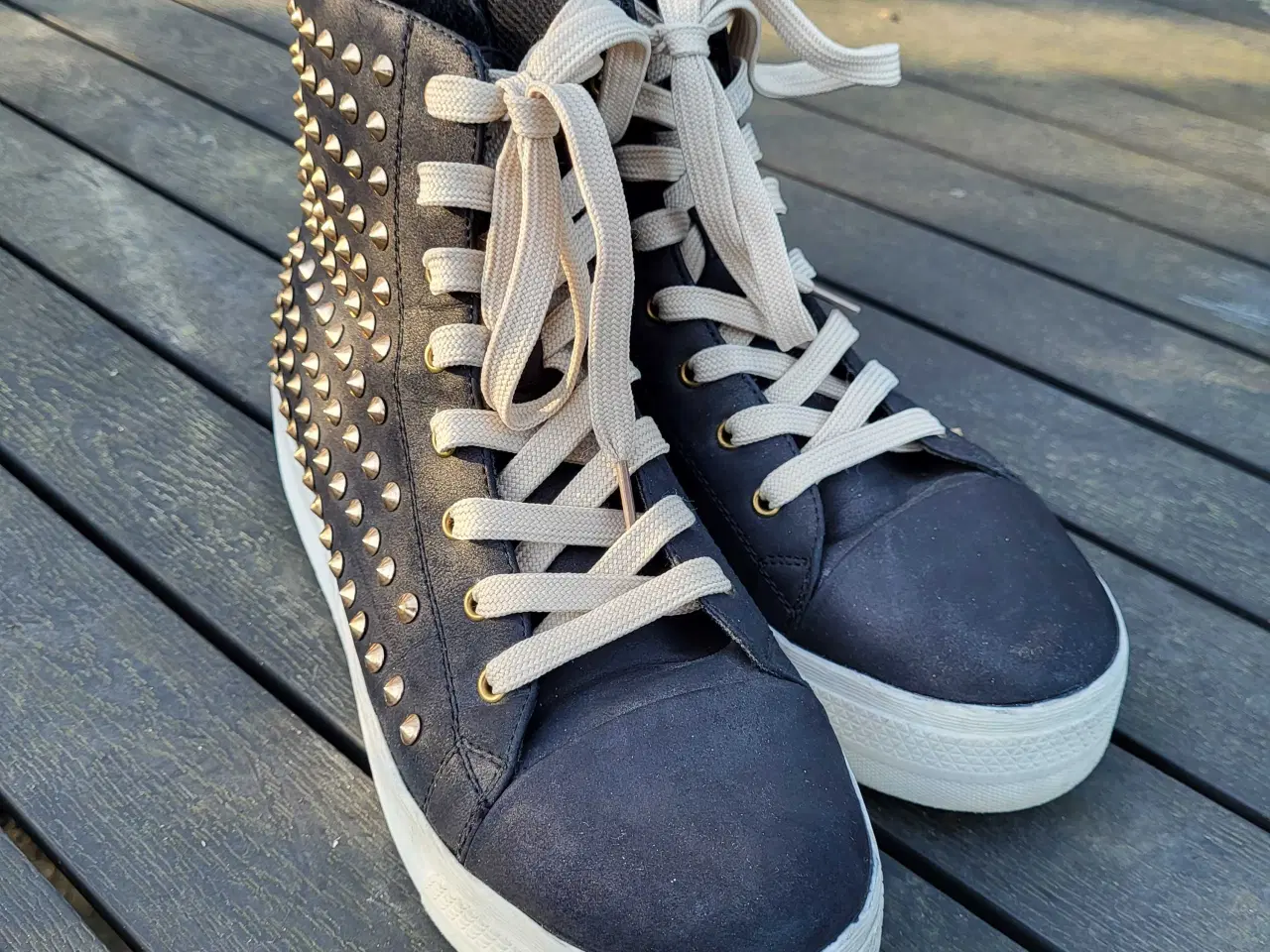 Billede 2 - Ankelstøvler med guldfarvede nitter