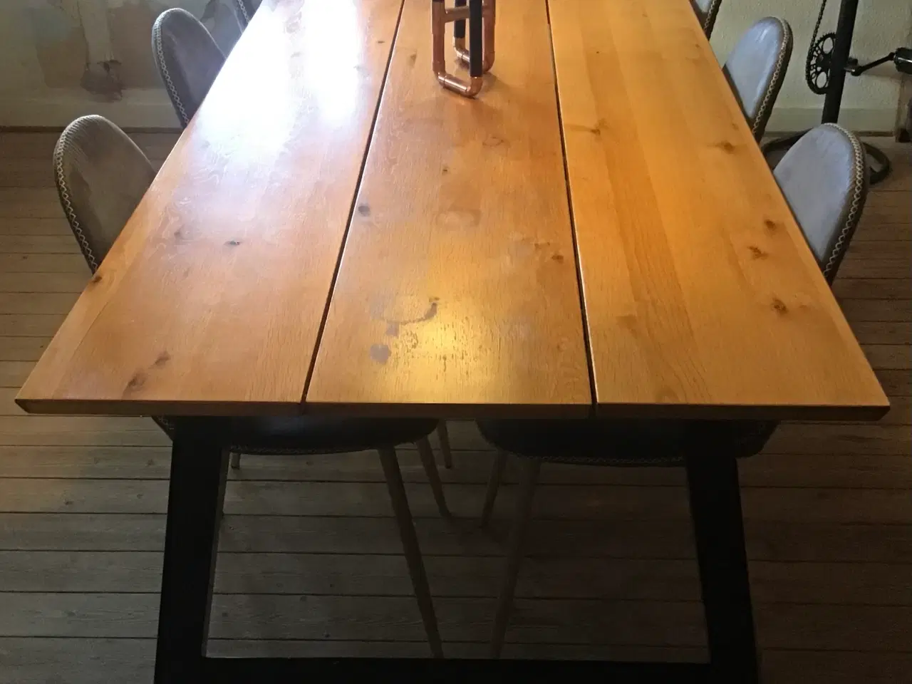 Billede 1 - Spisebord + stole