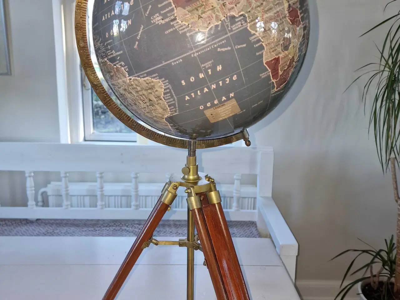 Billede 1 - Stor globus på fod