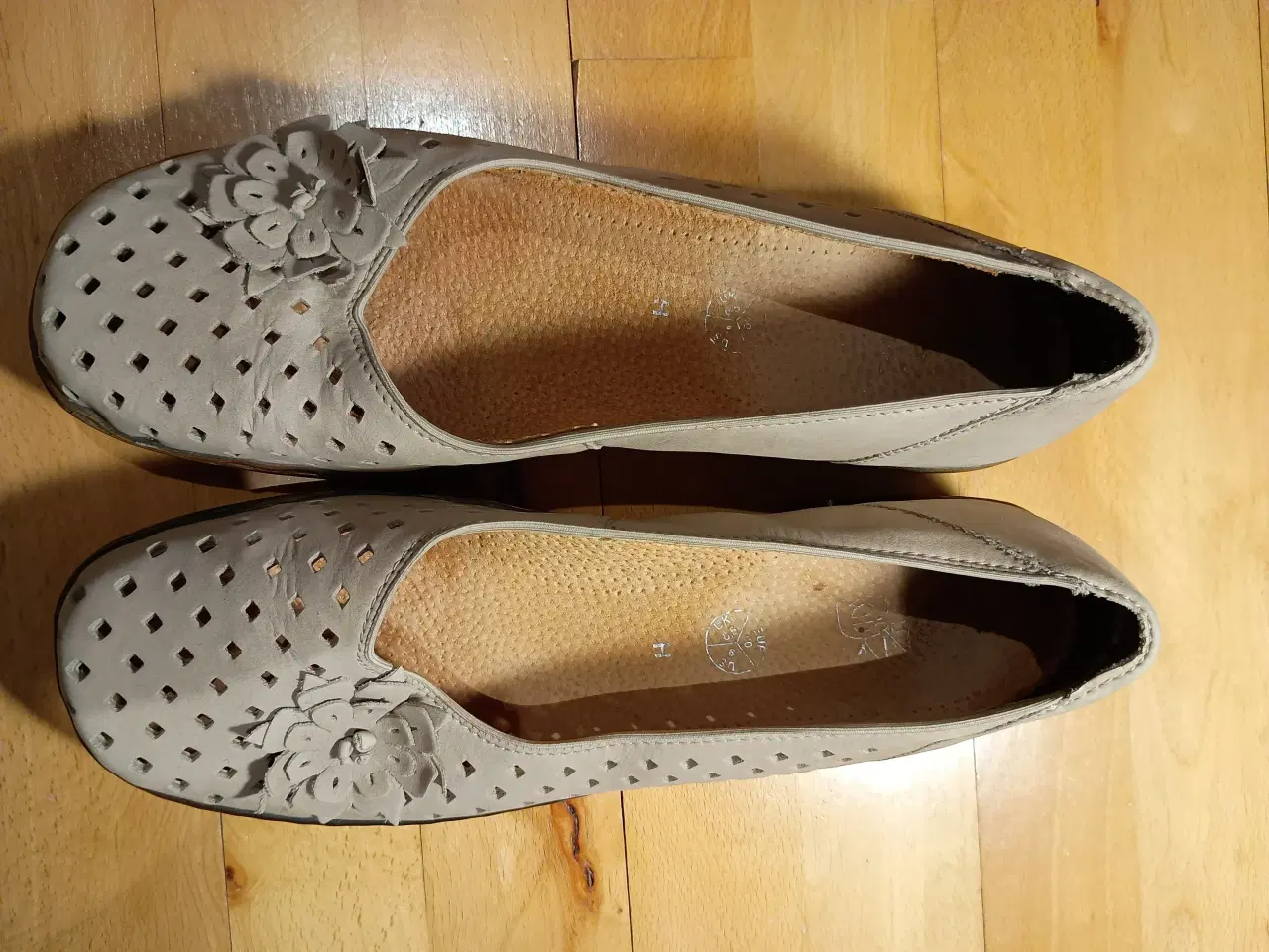 Billede 7 - Fornuftige "nede på jorden" sko i romantisk stil